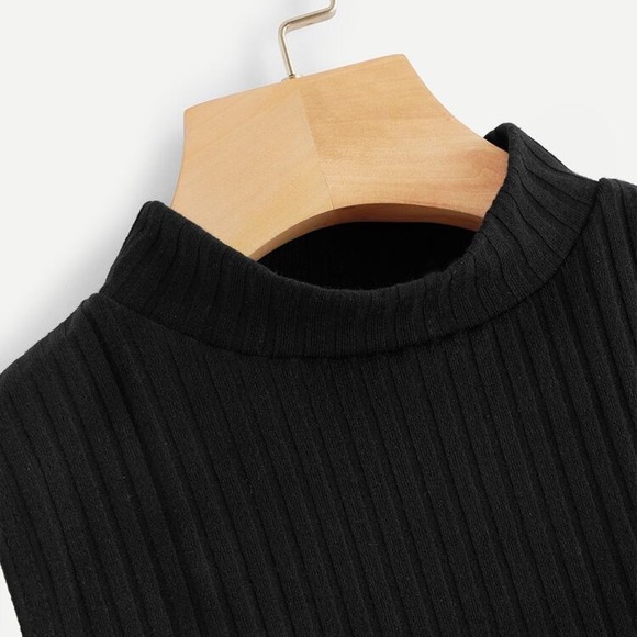 NYC Sleevless Crop Top | Black - Picture 5 of 7